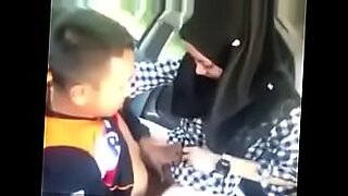 bokep indonesia tante baju merah mainin anak kecil dicuckoldel