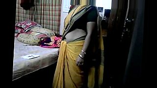 desi unty in saree chenjing