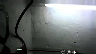 video rekaman artis di balik kaca toilet