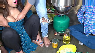गर्म भारतीय जोड़ी शरारती हो जाता है रसोई घर में.