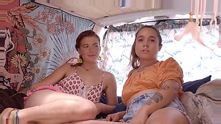 Lesbiche tatuate esplorano il piacere anale in un furgone