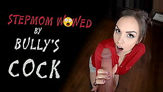 sexy mom woke up when she felt that someone was licking her cunt like a professional